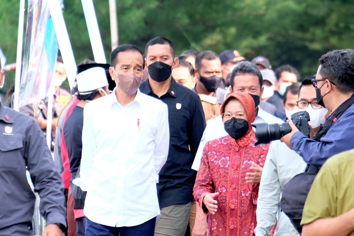 Presiden Joko Widodo meninjau langsung Kampung Nelayan Bulak di Kecamatan Bulak, Kota Surabaya, Jawa Timur, Rabu, (20/42022).