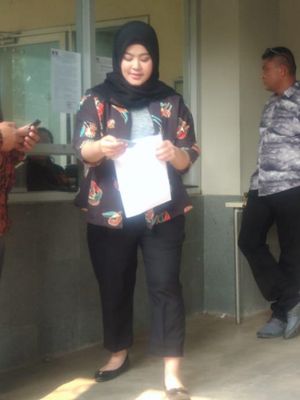 Istri Gubernur nonaktif Jambi Zumi Zola, Sherrin Tharia, saat membesuk di rumah tahanan Kelas 1 Jakarta Timur cabang Rutan KPK.