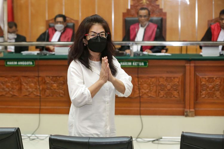 Terdakwa Linda Pujiastuti alias Anita Cepu menjalani sidang tuntutan kasus peredaran narkoba jenis sabu di Pengadilan Negeri Jakarta Barat, Senin (27/3/2023). Jaksa penuntut umum (JPU) menuntut hukuman 18 tahun penjara dan denda sebesar Rp 2 miliar terkait kasus sabu Teddy Minahasa.