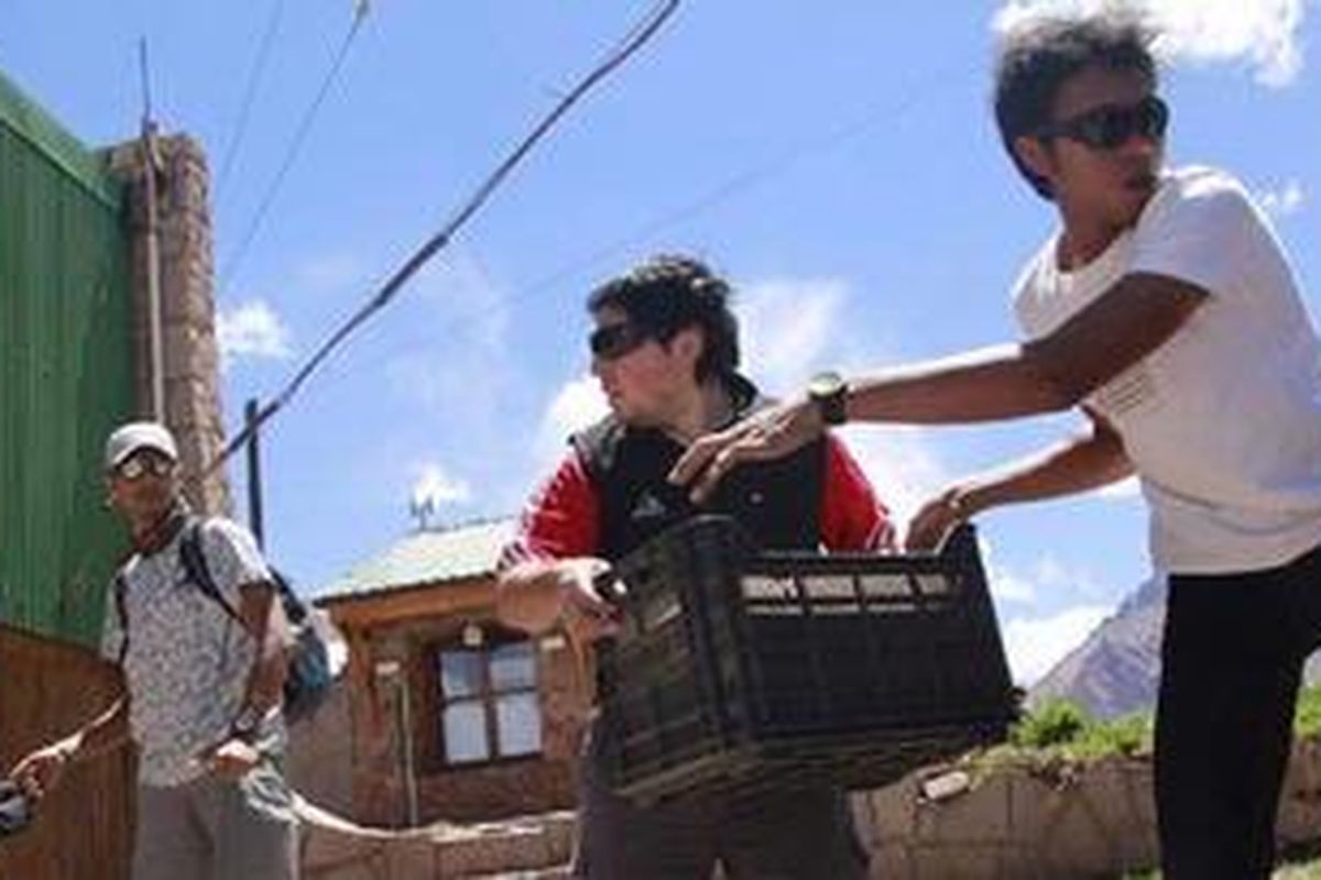 Tim ekspedisi tujuh puncak dunia tiba di Puente del Inca, Argentina, Jumat (17/12/2010) sore waktu setempat atau Sabtu (18/12/2010) waktu Indonesia, sebelum mulai mendaki Aconcagua (6.962 meter di atas permukaan laut). Di tempat ini, tim memisahkan barang bawaan, karena sebagian akan dibawa mules (hewan sejenis bagal) hingga Plaza de Mulas (4.230 mdpl). Mulai dari Puente del Inca, tim juga mulai melakukan aklimatisasi.