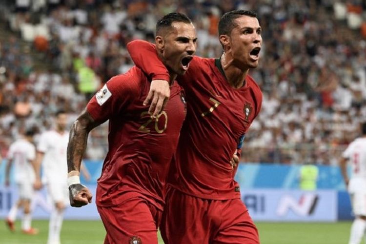 Ricardo Quaresma dan Cristiano Ronaldo merayakan gol Portugal ke gawang Iran pada pertandingan di Saransk, 25 Juni 2018. 