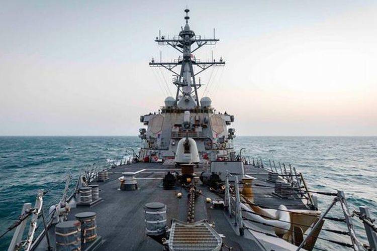 Kapal perang AS, USS John S McCain, melakukan transit di Selat Taiwan pada Februari 2021 silam.