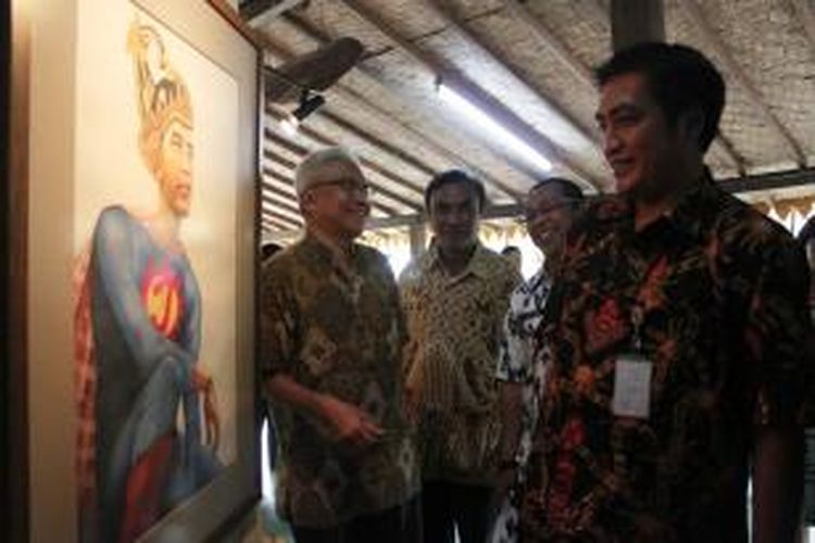 Bupati Magelang, Zaenal Arifin, sedang melihat salah satu lukisan di Pameran 