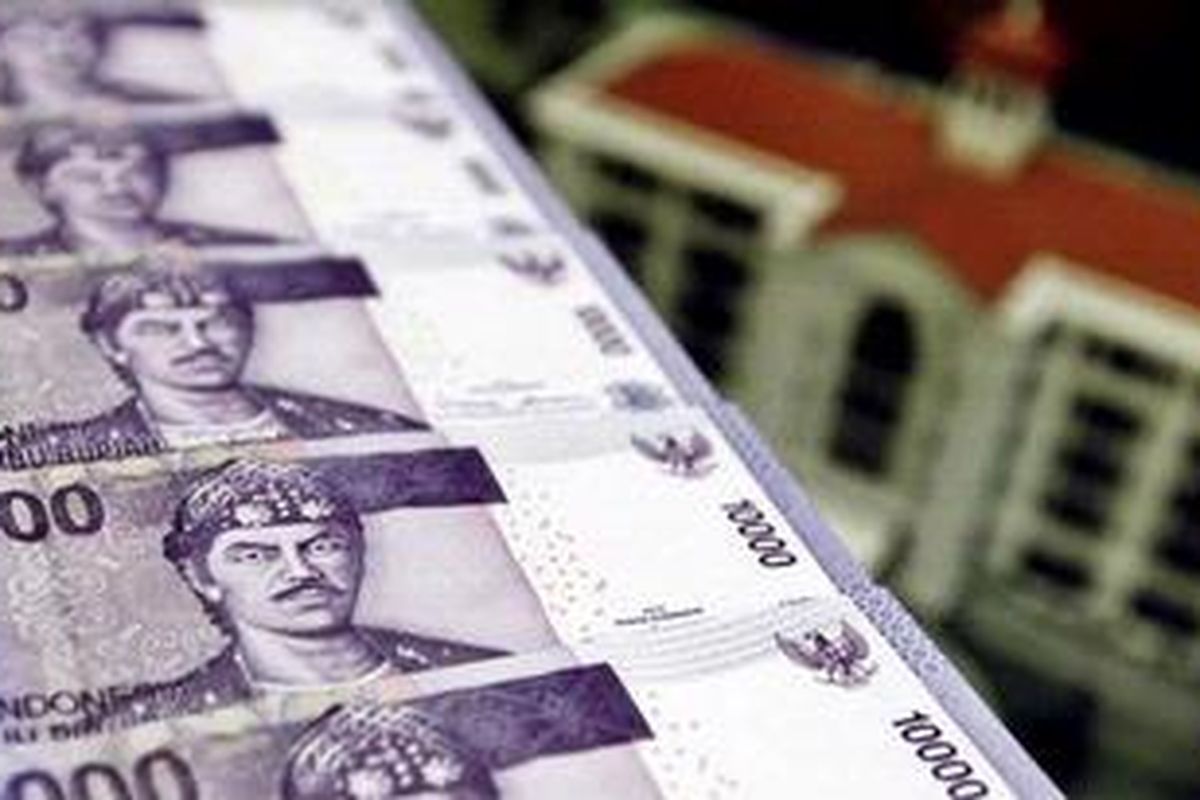 Uang kertas (UK) pecahan baru Rp 10.000 (sepuluh ribu) saat peluncuran di Gedung Bank Indonesia Bandung, Jawa Barat, Selasa (20/7/2010). Perubahan ini bertujuan mengoptimalkan fungsi elemen desain terutama pada warna dominan yang semula ungu kemerahan menjadi ungu kebiruan. 