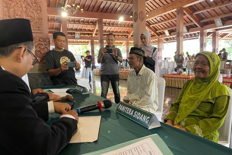 Sardi bersama Sri Wahyuni warga Desa Muneng, Kecamatan Balong, Kabupaten Ponorogo, mengikuti program isbat nikah terpa di Pendopo Agung Ponorogo. Sebanyak 28 pasangan suami istri yang mengikuti kegiatan isbat nikah terpadu.
