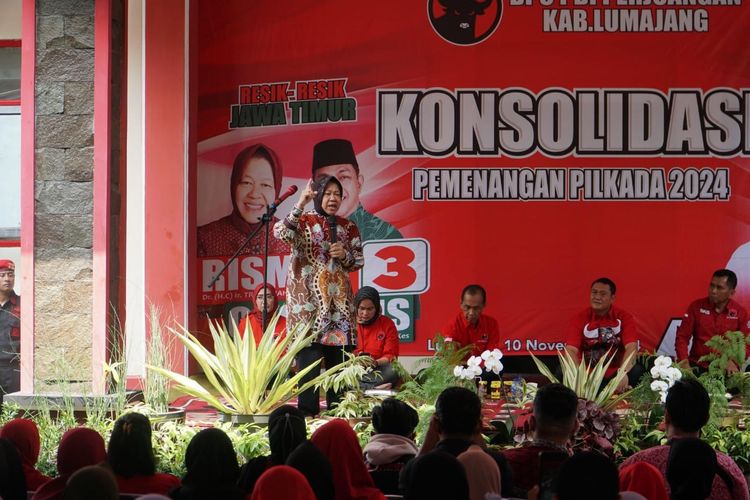 Calon Gubernur Jawa Timur Tri Rismaharini saat pidato dalam acara Konsolidasi Pemenangan Pilkada Serentak yang digelar DPC PDI Perjuangan (PDIP) Kabupaten Lumajang, Minggu (10/11/2024).