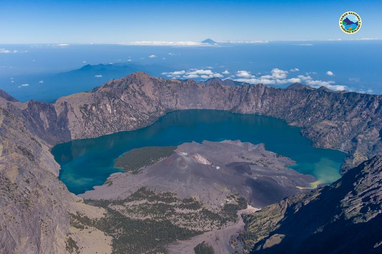 Gunung Rinjani di Lombok, Nusa Tenggara Barat.