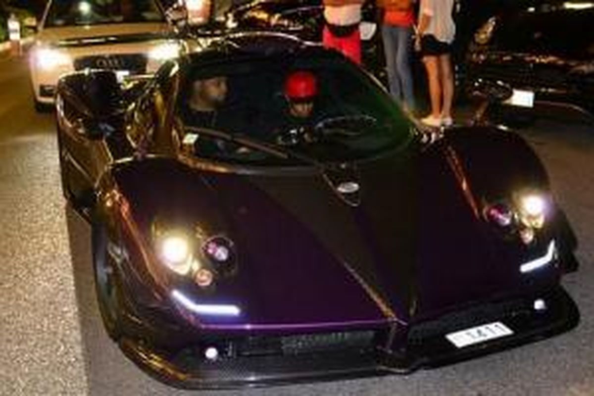 Lewis Hamilton dengan Pagani Zonda