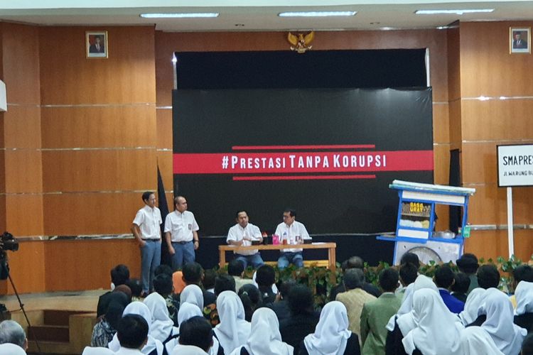 Tiga menteri Presiden Joko Widodo beradu akting dalam drama antikorupsi di SMK Negeri 57 Jakarta, Senin (9/12/2019). Ketiganya yakni Menteri Pendidikan dan Kebudayaan Nadiem Makarim, Menteri Pariwisata dan Ekonomi Kreatif Wishnutama, dan Menteri Badan Usaha Milik Negara Erick Thohir.