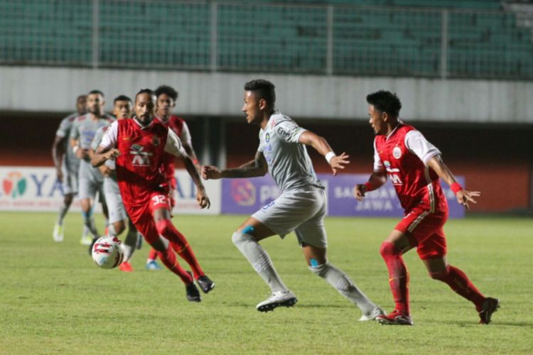 Aksi pada laga final leg pertama Piala Menpora 2021 antara Persija Jakarta dan Persib Bandung di Stadion Maguwoharjo, Sleman, pada Kamis (22/4/2021) malam WIB.