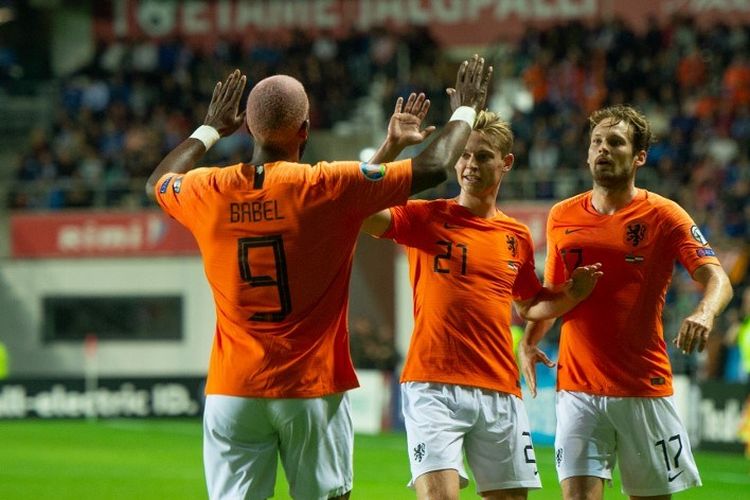 Frenkie de Jong (tengah) dan Daley Blind (kanan) merayakan gol Ryan Babel pada pertandingan Estonia vs Belanda dalam kualifikasi Euro 2020 di Stadion A Le Coq, Talinn, 9 September 2019. 