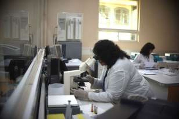 Petugas laboratorium menganalisa darah ibu hamil di Guatemalan Social Security Institute (IGSS) di Guatemala City (2/2/16).  WHO sudah mengumumkan status darurat global menghadapi serangan virus zika. 