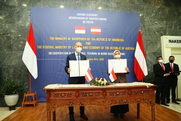Menteri Ketenagakerjaan Ida Fauziyah menandatangani nota kesepahaman dengan Pemerintah Austria tentang Kerja Sama Pelatihan Berbasis Kerja di Kantor Kemenaker, Jakarta, Kamis (10/11/2022).