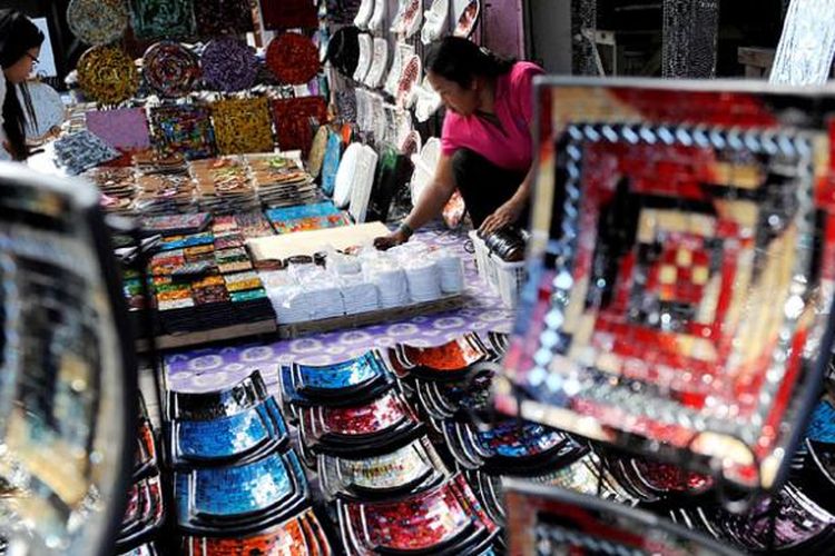 Pedagang menata kerajinan yang dijual di Pasar Ubud, Bali, beberapa waktu lalu. Ubud, sebagai salah satu kawasan yang dikunjungi banyak wisatawan asing, menjadi tempat yang potensial untuk memasarkan aneka produk kerajinan. Selain dari Bali, kerajinan yang dipasarkan di tempat ini juga dipasok dari sejumlah daerah di Pulau Jawa.