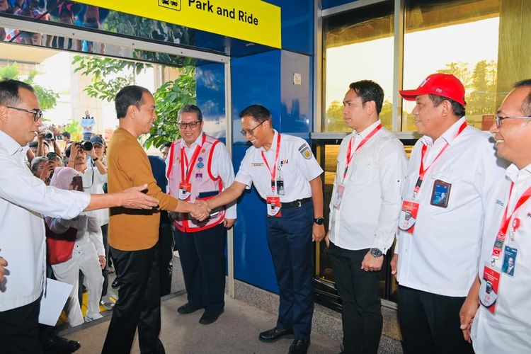 Direktur Utama KAI Didiek Hartantyo di sela-sela kesibukannya mendampingi kunjungan Presiden Joko Widodo (Jokowi) ke LRT Jabodebek.