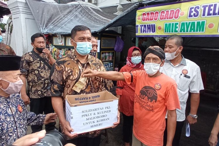 para PKL saat menggalang donasi untuk korban Erupsi Semeru, Jumat (10/12/2021)