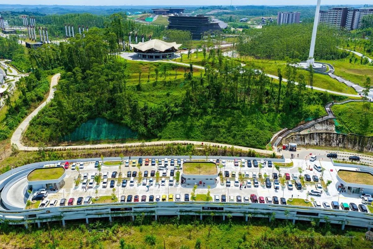 Meskipun volume kendaraan mencapai 10.000 unit, tata kelola parkir di multistory parking dan sepanjang jalan utama KIPP, IKN, tampak teratur.