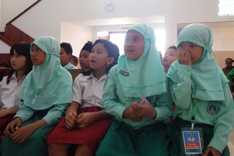 Suasana pertemuan para murid dari SD Islam Arrahman Perak Jombang dan SD Kristen Petra Jombang, di Gereja Kristen Indonesia (GKI) Jombang, Jawa Timur, Selasa (5/11/2019).