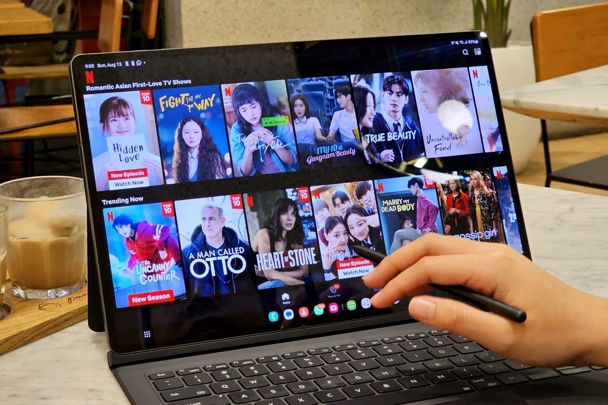 Samsung Galaxy Tab S9 Ultra memiliki layar Dynamic AMOLED 2X 14,6 inci dengan resolusi WQXGA Plus, refresh rate 120 Hz. Ini membuat layar tablet ini mampu memanjakan mata dengan kualitas gambar atau konten yang tajam dan jernih. Terutama ketika digunakan untuk menonton konten video, streaming YouTube, atau binge watching Netflix dengan resolusi tinggi.