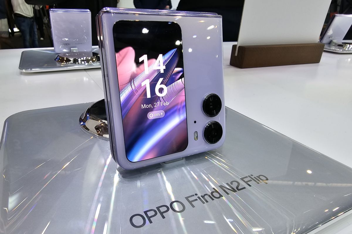 Di booth Oppo, pengunjung MWC 2023 bisa menggenggam dan mencoba Oppo Find N2 Flip