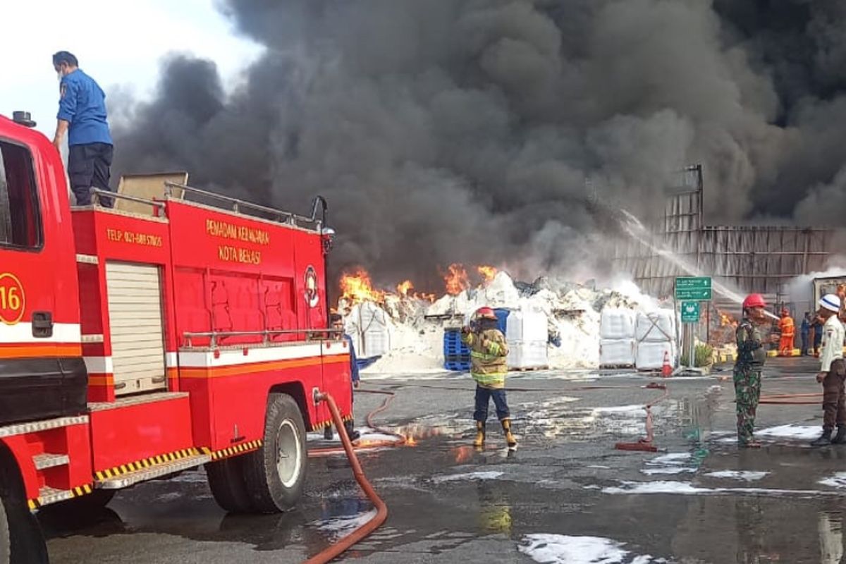 Kebakaran Landa Pabrik Pakan Ternak di Medan Satria Kota Bekasi