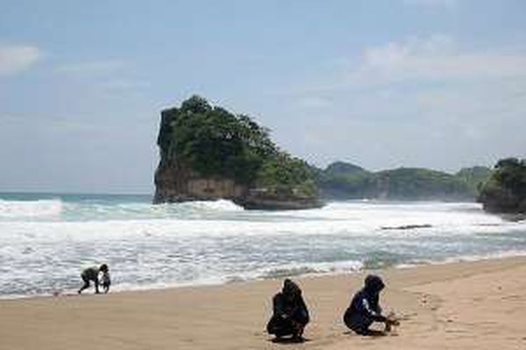 Keelokan pantai di Malang selatan, Jawa Timur, beberapa waktu lalu. Selain menyuguhkan pemandangan laut nan biru dan pasir putih, kawasan wisata di pesisir selatan Jawa itu juga memiliki kuliner khas ikan bakar yang merupakan tangkapan nelayan setempat.