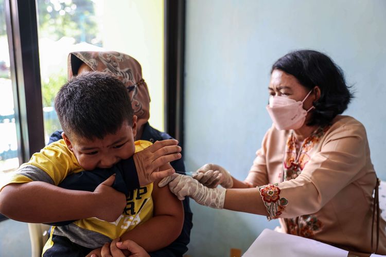 Tenaga kesehatan menyuntikkan vaksin Covid-19 ke seorang anak di RPTRA Taman Mandala, Tebet Timur, Jakarta Selatan, Jumat (7/1/2022). Bagi masyarakat yang belum mendapatkan vaksin, baik dosis 1 maupun dosis 2 bisa mendaftar dengan menggunakan vaksin jenis Pfizer, AstraZeneca, Moderna, maupun Sinovac dan vaksinasi Covid-19 ini gratis alias tidak dipungut biaya. Masyarakat bisa mendapat vaksin dengan mendaftar online melalui JAKI (kuota terbatas) ataupun melalui Kelurahan/RT/RW setempat.