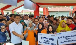 Mensos Resmikan Loka Rehabilitasi Sosial di Takalar dan Salurkan Bansos Sembako