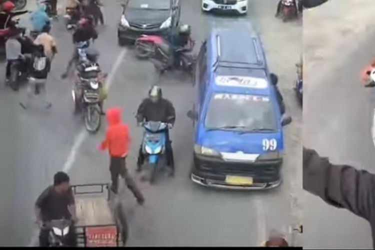 Tangkapan layar video unggahan di akun Instagram @medantau.id terlihat aksi pengeroyokan pengendara sepeda motor di Jalan Gagak Hitam. Polisi mengidentifikasi empat pelaku dan mengejar pelaku lainnya. Para pelaku disebut masih usia anak-anak.
