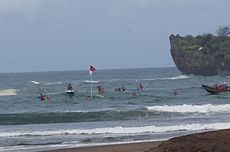 Cerita Wisatawan Lihat Upacara Bendera di Tengah Laut Pantai Baron