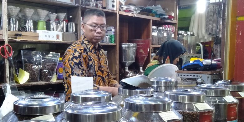 Pemilik kedai Dunia Kopi, Suradi Sedang Melayani Pelanggan, Jumat (3/5/2019)