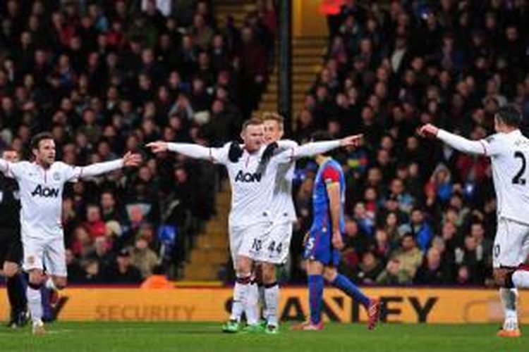 Striker Manchester United (MU), Wayne Rooney, saat merayakan gol ke gawang Crystal Palace pada lanjutan Premier League di Stadion Selhurst Park, Sabtu (22/2/2014). 