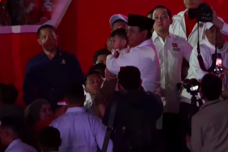 Momen Prabowo Peluk dan Cium Anak-anak di Karnaval HUT Ke-80 RI. (YouTube Sekretariat Presiden)