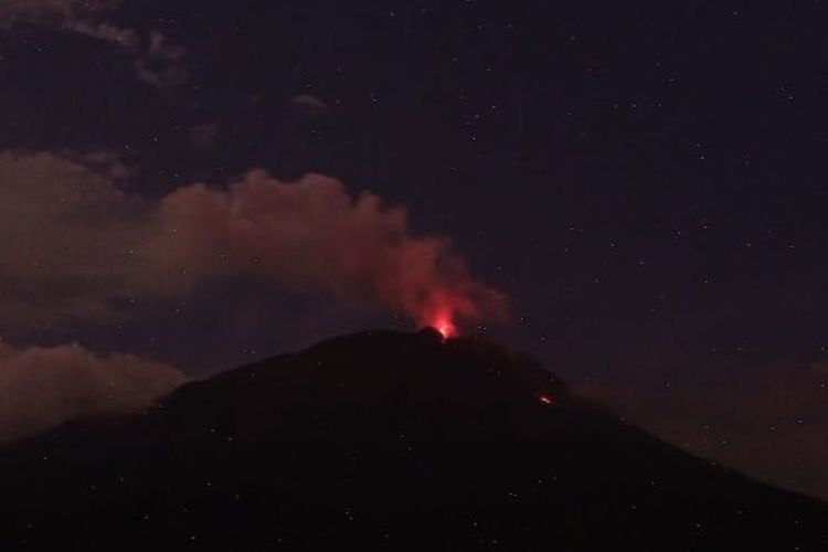 Visual Gunung Ile Lewotolok pada Sabtu (17/2/2024) malam