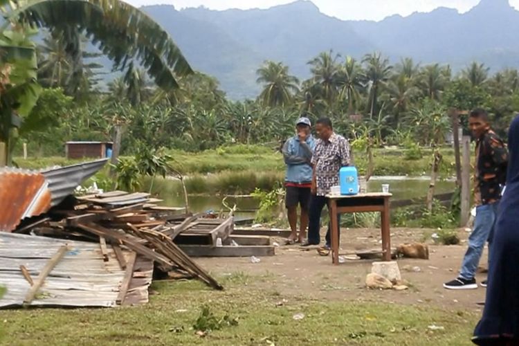 Rumah milik Nawawi, warga Dusun Kampung Baru, Kelurahan Palanro, Kecamatan Malusetasi, Kabupaten Barru, Sulawesi Selatan, rata dengan tanah diterjang puting beliung, rabu (13/3/2019). 