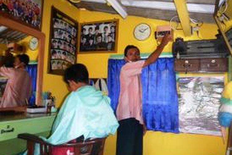 Mas sis tukang cukur yang membuat sirine untuk mencegah kecelakaan di perlintasan kereta api tanpa palang pintu di Banyuwangi