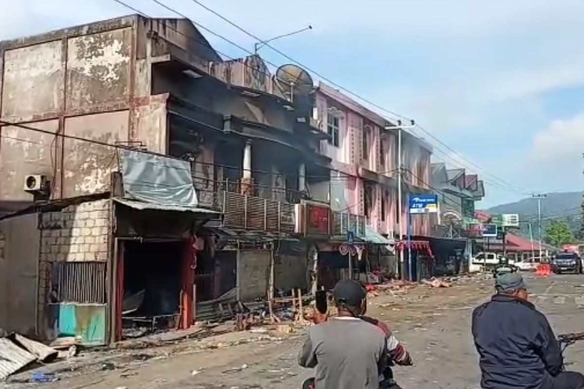 Kondisi salah satu rumah toko (Ruko) di wilayah Dok V Bawah, Distrik Jayapura Utara, yang di jarah dan dibakar massa anarkistis.