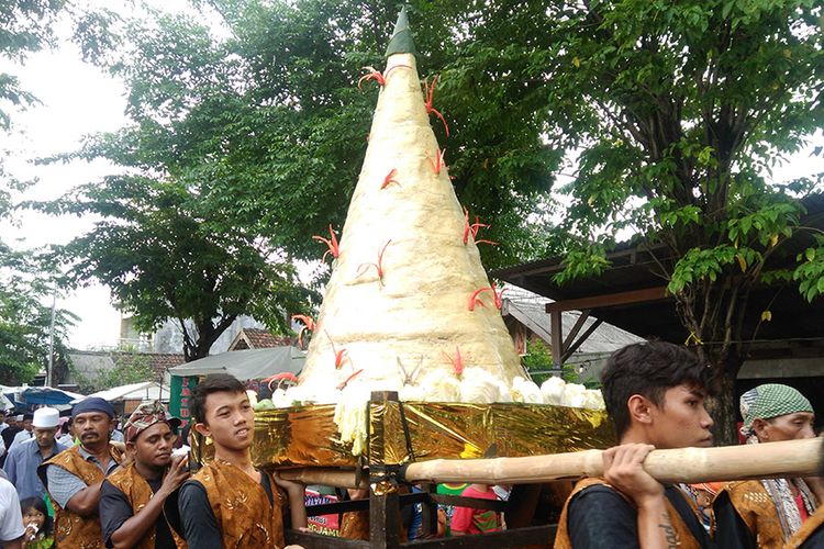 Salah satu gunungan besar berisi buah-buahan dan sayuran, saat diarak warga Desa Pongangan, Kecamatan Manyar, Gresik, Jawa Timur dalam Peringatan Haul KH Syafii, Selasa (16/1/2018).
