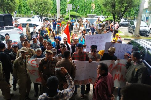 Datangi Gedung DPRD, Warga Bekasi Protes Integrasi KS-NIK dengan BPJS Kesehatan