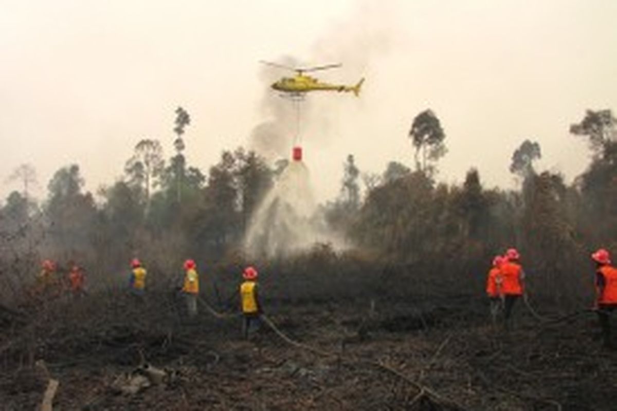 Upaya pemadaman titik api dengan hujan buatan dan bom air terus dilanjutkan di wilayah Riau.