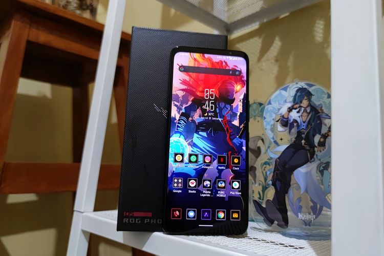 ROG Phone 5 tampak depan bersama dengan kotak penjualan.