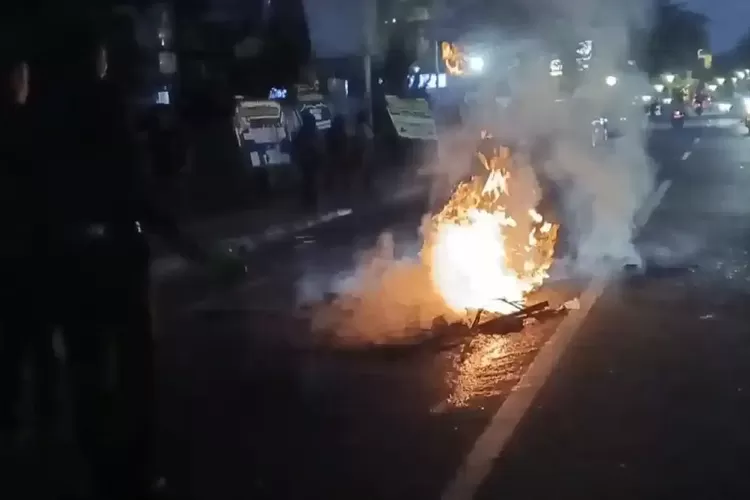 Ricuh di Demo Sukabumi, Massa Coret Pos Polisi dan Bakar Pembatas Jalan