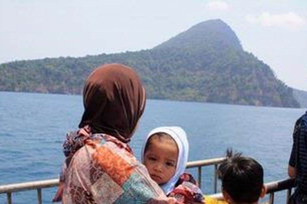 Peserta Tur Krakatau 2012 melihat Gunung Krakatoa, sisa dari Gunung Krakatau yang meletus di tahun 1883, dari atas kapal feri, Lampung, Minggu (7/10/2012).