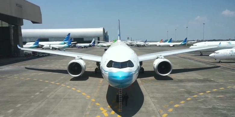 Tangkapan layar pesawat maskapai penerbangan Garuda Indonesia menggunakan masker, Selasa (13/10/2020).