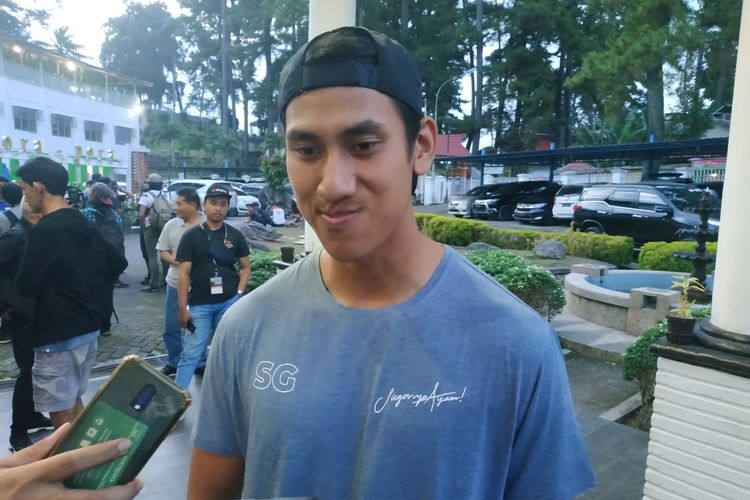 Pebalap Formula 2 (F2) Sean Gelael saat berkunjung ke kawasan Danau Toba, Sumatra Utara, Sabtu (22/11/2019).