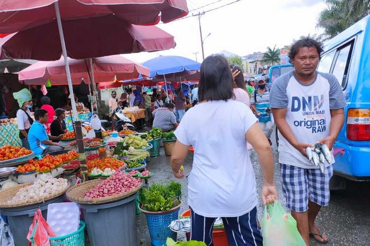 Sejumlah pedagang di Pasar Mardika Ambon tidak lagi mengenakan masker saat beraktivitas di pasar yang telah ditetapkan sebagai lokasi protokol Covid-19 tersebut, Jumat (21/8/2020)