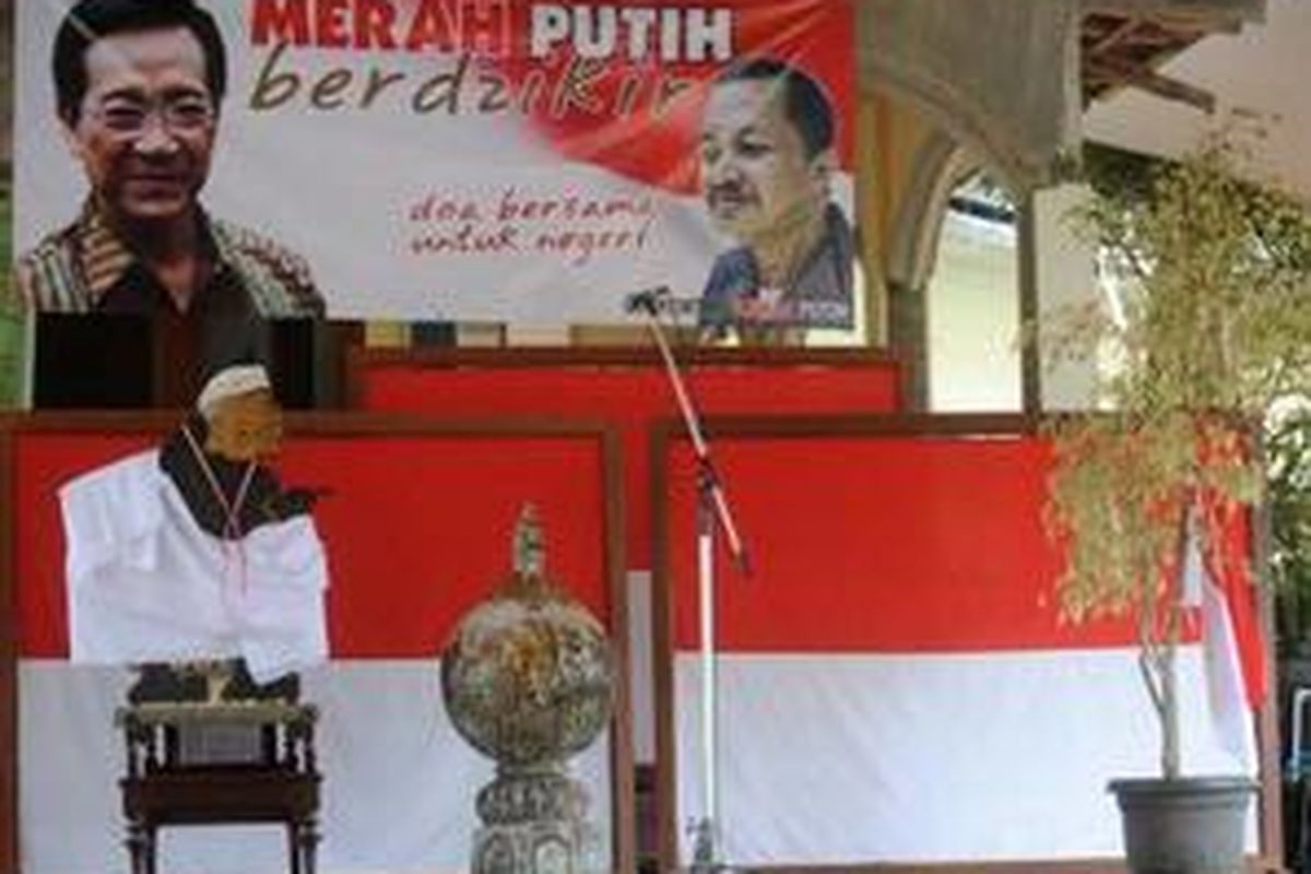 Semar dan HB X Semar dan HB X - Kehadiran Sri Sultan Hamengku Buwono X (HB X) di Masjid Dusun Srebet Desa Pesanggrahan Kota Batu Jawa Timur, Sabtu (6/12), diwarnai pemandangan unik yaitu pemasangan patung semar dan kubah Masjid Sultan Agung Yogyakarta di lokasi acara. 