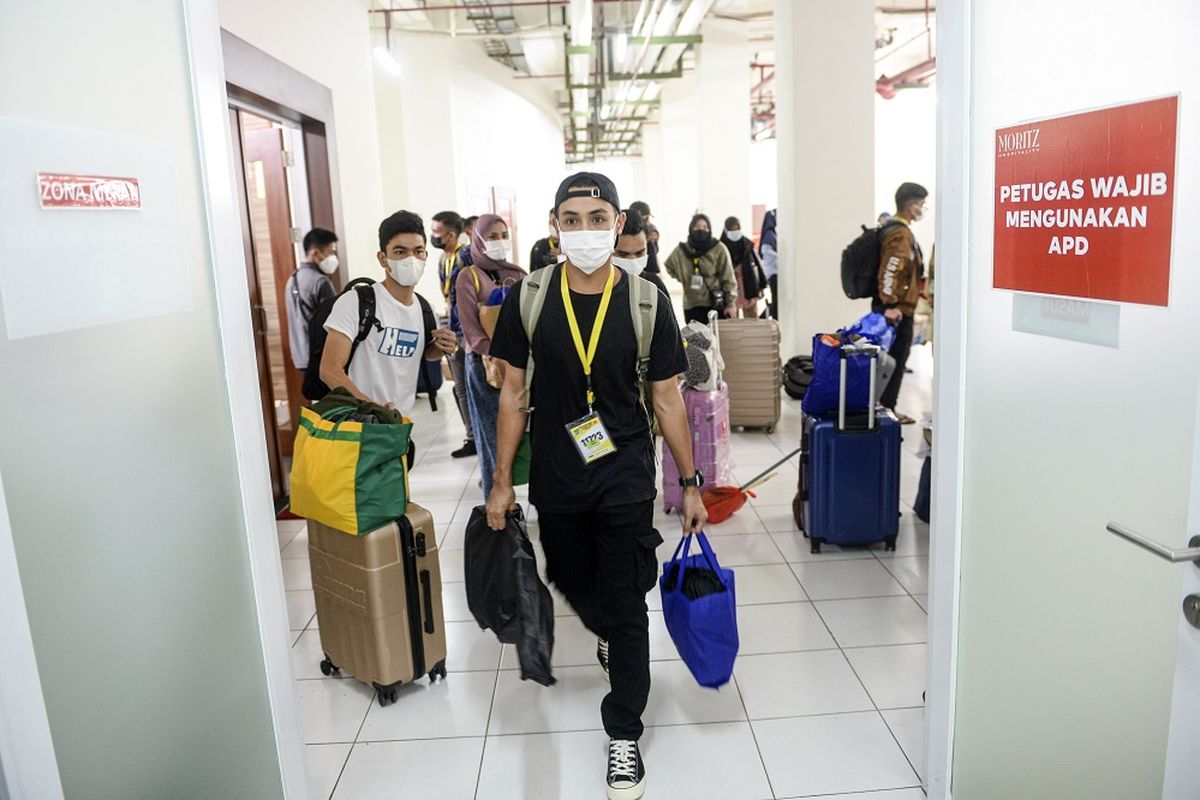 Sejumlah tenaga kesehatan berjalan dengan membawa barang pribadinya keluar dari Rusun Pasar Rumput, Manggarai, Jakarta, Kamis (2/9/2021). Menurut Koordinator Lapangan Medis Rusun Pasar Rumput, Letkol Arjuniansyah sebanyak 92 tenaga kesehatan dikembalikan ke Rumah Sakit Darurat COVID-19 (RSDC) Wisma Atlet Kemayoran dikarenakan Rusun Pasar Rumput dinonaktifkan sementara dalam merawat pasien terkonfirmasi positif tanpa gejala, tapi disiagakan jika terjadi kembali lonjakan COVID-19. ANTARA FOTO/M Risyal Hidayat/aww.