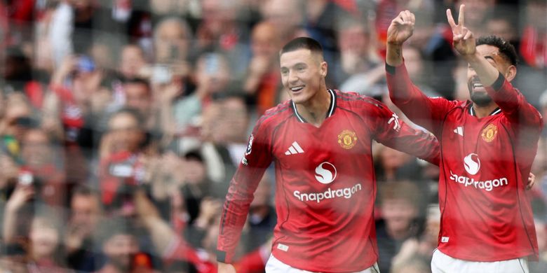 Striker Manchester United, Benjamin Sesko, merayakan gol kedua tim bersama Matheus Cunha pada laga Liga Inggris antara Manchester United dan Liverpool di Old Trafford, Manchester, barat laut Inggris, pada 3 Mei 2026.