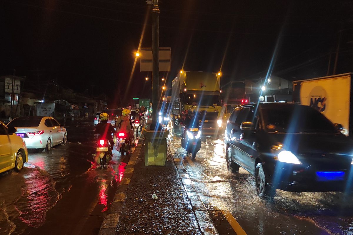 Banjir rob nampak menggenangi ruas jalan Pantura Kecamatan Sayung, Kabupaten Demak, Jawa Tengah, Jumat (3/5/2024) malam. (KOMPAS.COM/NUR ZAIDI)